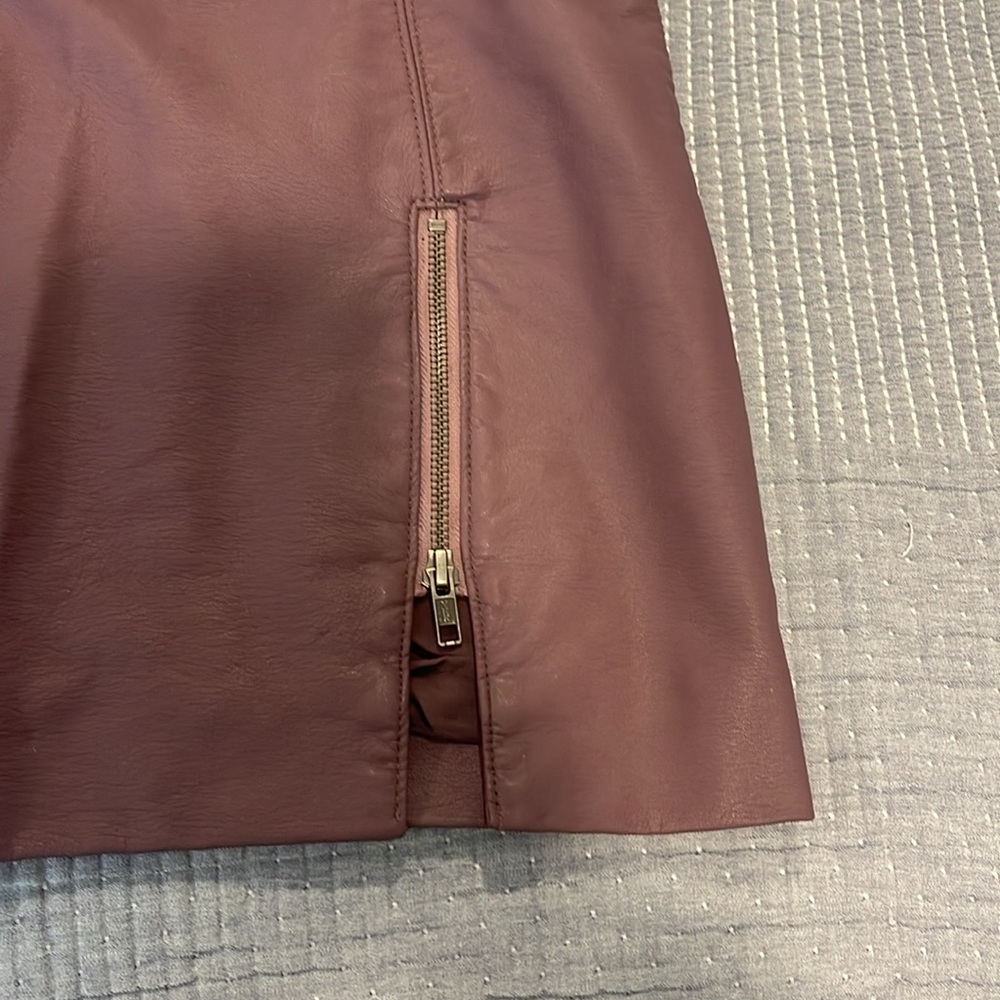 Free people purple skirt
Very good condition
Mini leather (faux) skirt for women - Picture 3 of 5